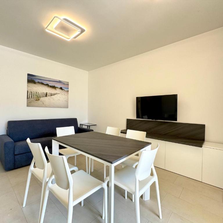 Residence Wave Island - Carraro Immobiliare - Family Apartments - Appartamento con 2 Camere da Letto e Vista Piscina - 11