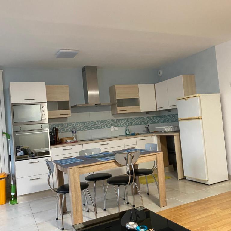 Charment F3 à 8 min de la gare à pied et 1 min du centre - Apartment mit 2 Schlafzimmern - 32