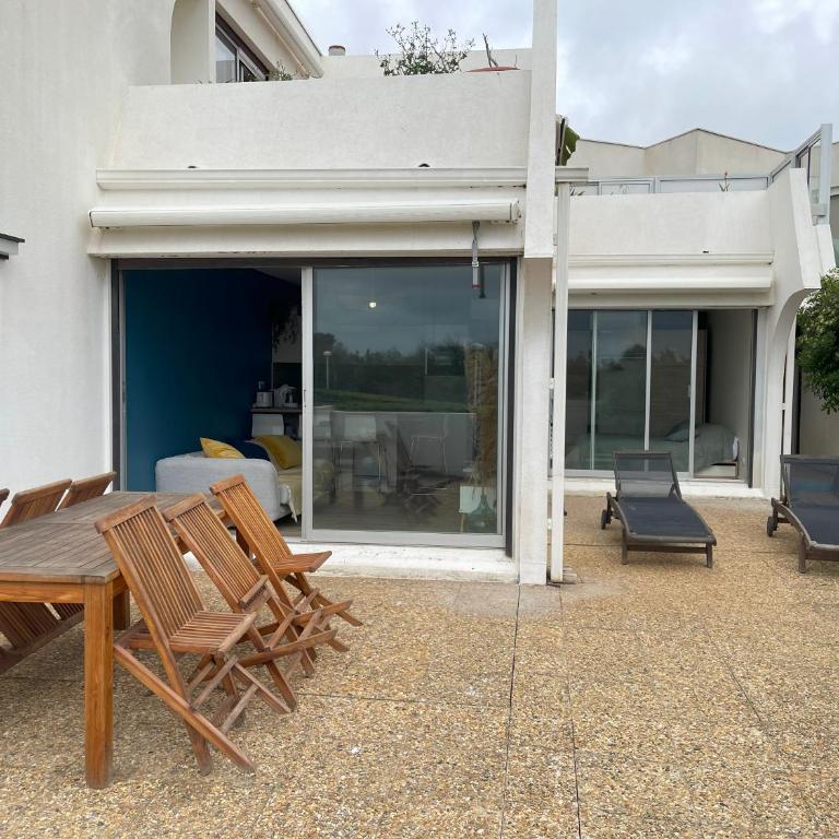 Bord de mer: soleil, plage et grande terrasse pour instants de détente (Wifi, clim) - Two-Bedroom Apartment - 13