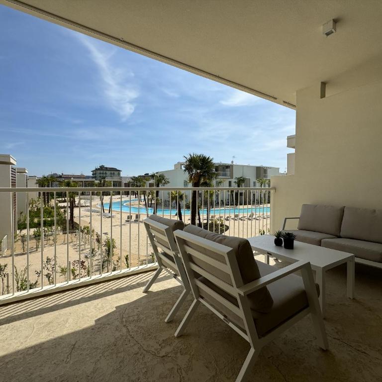 Residence Wave Island - Carraro Immobiliare - Family Apartments - Appartamento con 2 Camere da Letto e Vista Piscina - 21