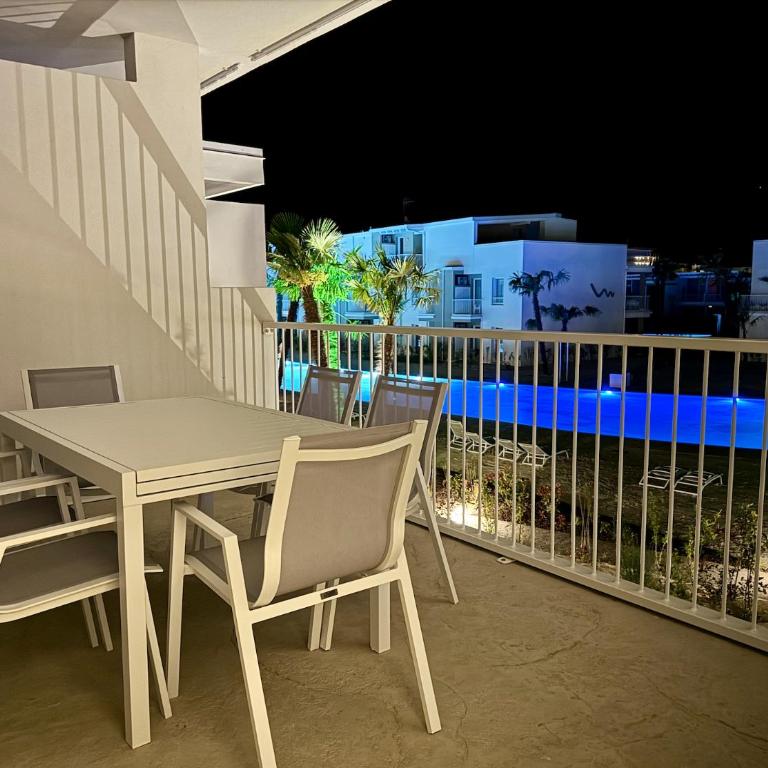 Residence Wave Island - Carraro Immobiliare - Family Apartments - Appartamento con 2 Camere da Letto e Vista Piscina - 26