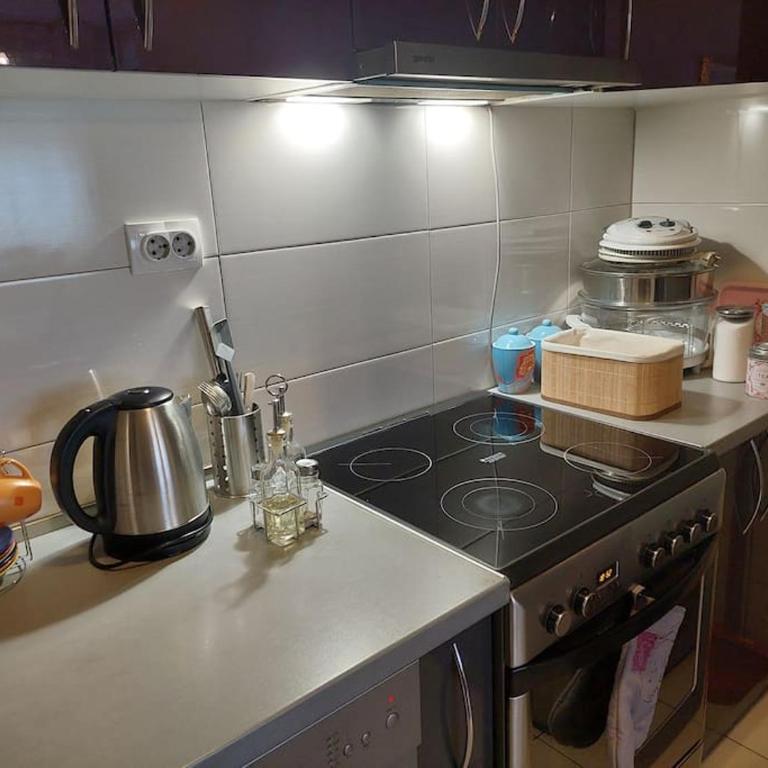 Modern 1-bedroom condo with free parking & fast WiFi - One-Bedroom Apartment - 13
