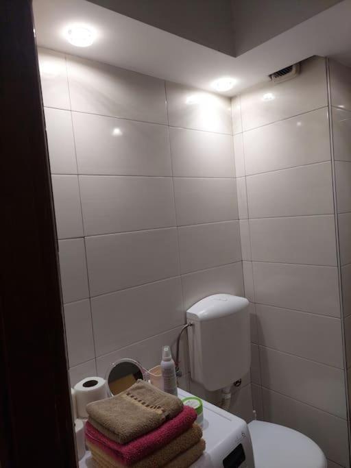 Modern 1-bedroom condo with free parking & fast WiFi - One-Bedroom Apartment - 19