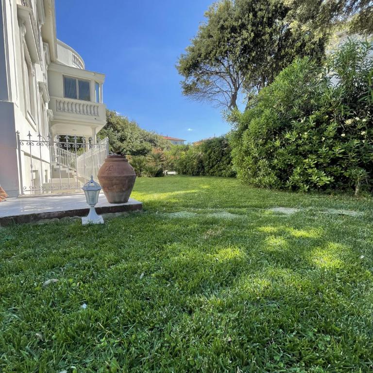 Villa Bianca a few steps by the sea with exclusive garden & jacuzzi - Apartment - 28