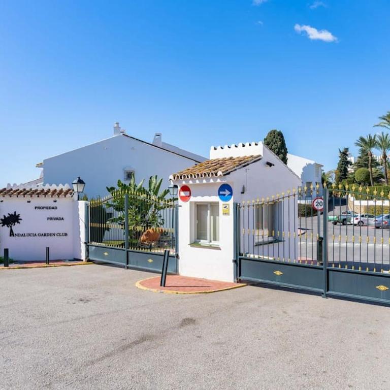 Central apartment in Nueva Andalucia with an amazing view - One-Bedroom Apartment - 13