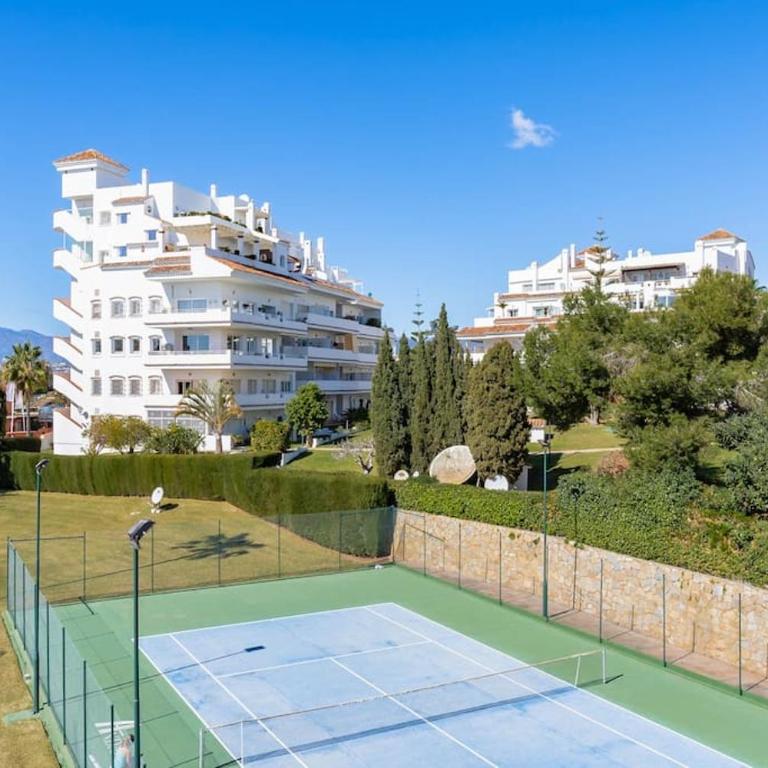 Central apartment in Nueva Andalucia with an amazing view - One-Bedroom Apartment - 19