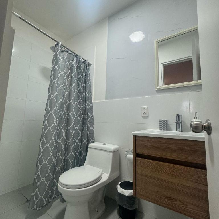 Departamento en el edificio más alto del Perú, a 10 min de Plaza de Armas - Three-Bedroom Apartment - 13