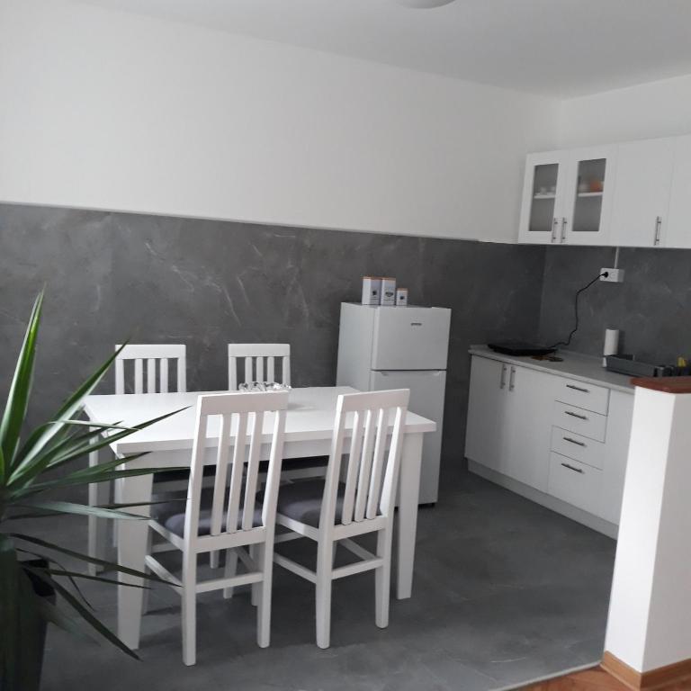 Apartment Holiday - Apartman sa 2 Spavaće Sobe i Pogledom na Vrt - 9