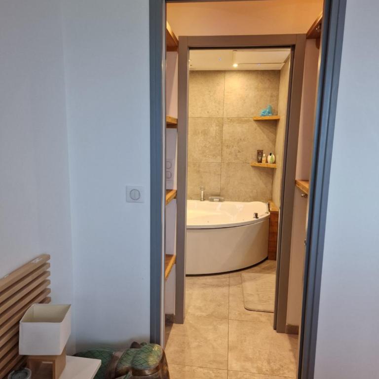 Marina Exceptionnelle - 8 pers - 120 m2 vue mer - Suites Parentales - Cinéma - Ponton - Villa - 38