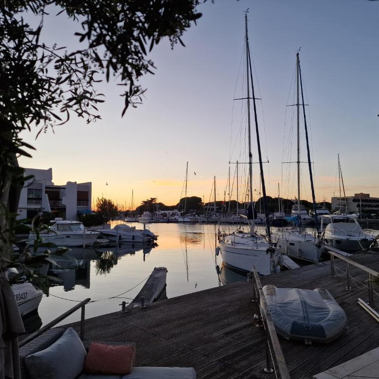 Marina Exceptionnelle - 8 pers - 120 m2 vue mer - Suites Parentales - Cinéma - Ponton - Villa - 73