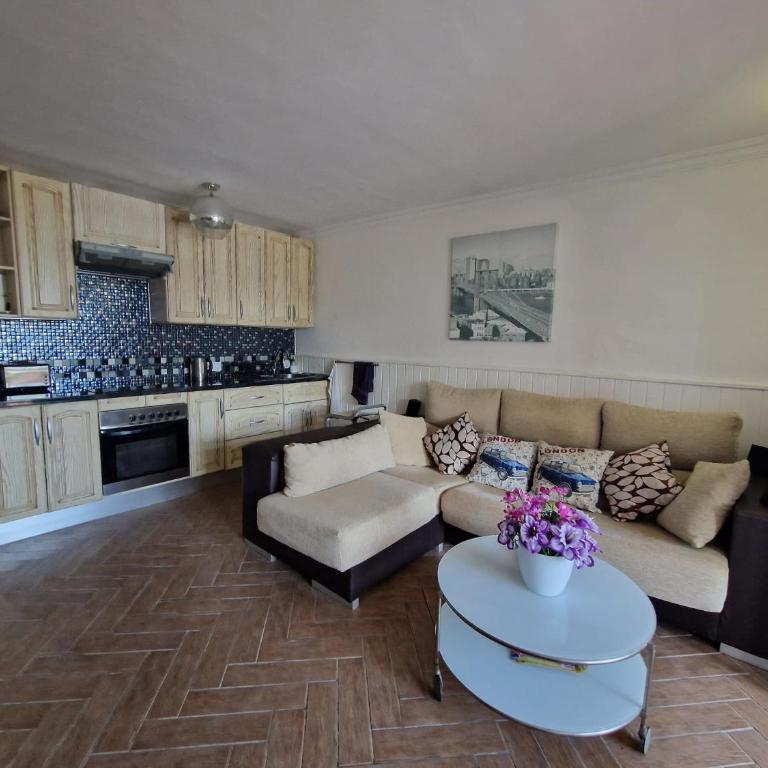 2-Bed Apt Sleeps 4 Steps out on to the Pool - Apartamento - 4