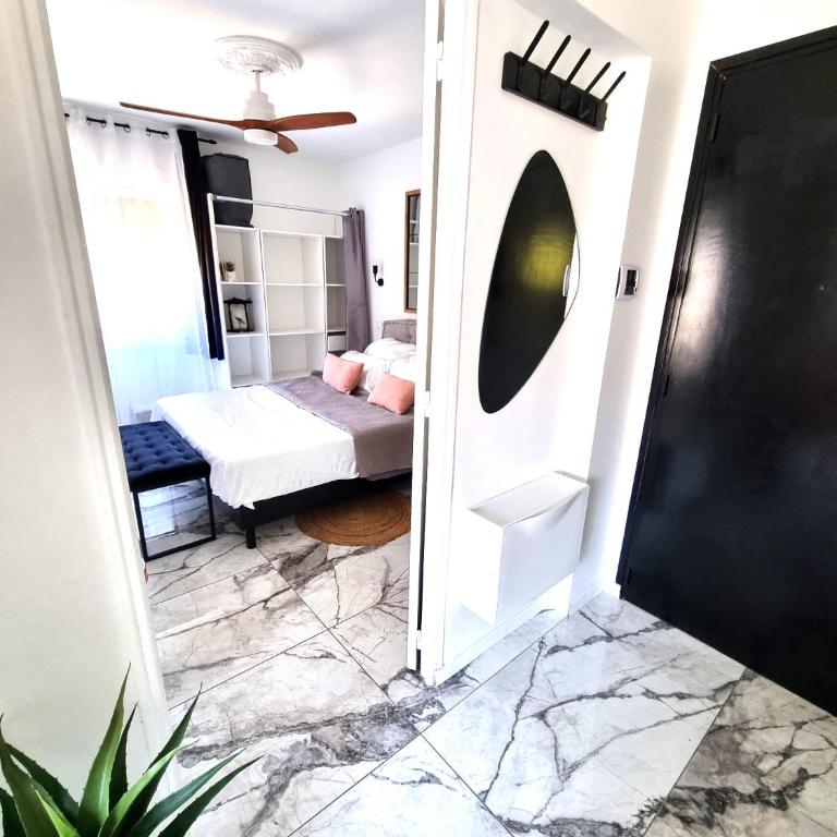 T2 neuf centre ville Saint Raphaël avec terrasse et parking gratuit, prés de la plage et commerces! - Apartment mit 1 Schlafzimmer - 6