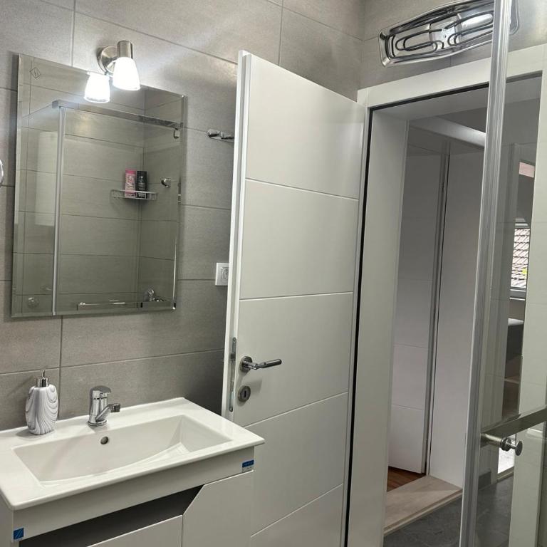 Apartment Holiday - Apartman sa 2 Spavaće Sobe i Balkonom - 16