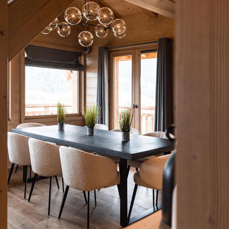 Luxury Megève Chalet, sleeps 8 with Mountain Views and Jacuzzi - Chalet - 16