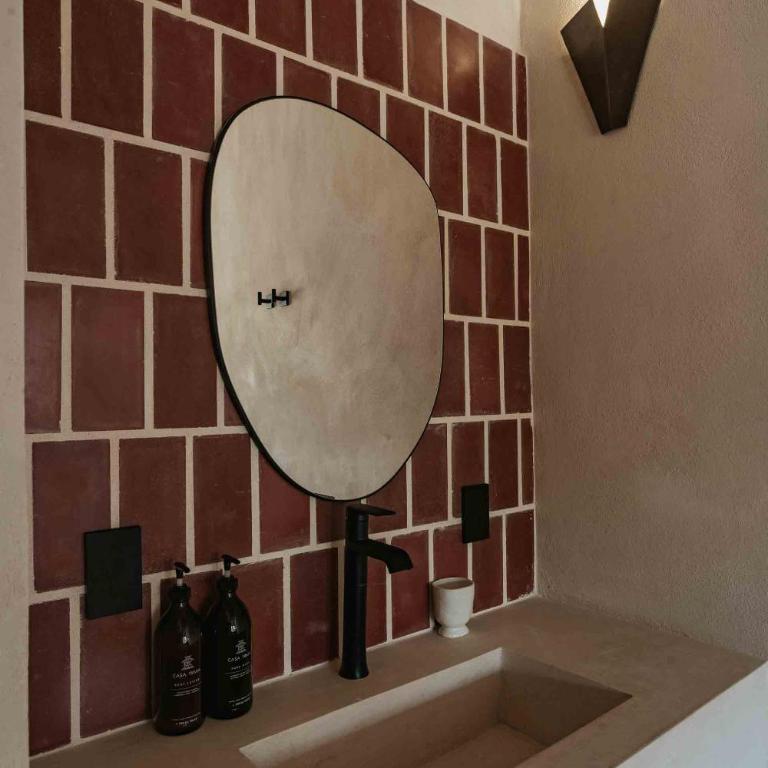 Casa Yuma, Puerto Escondido - Habitación con cama extragrande y vistas al jardín - 4