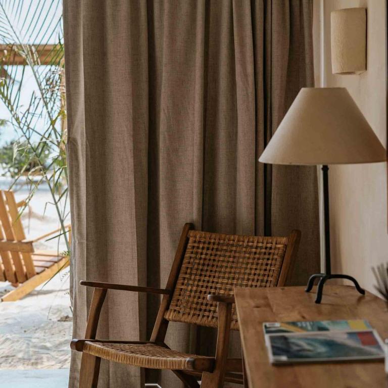 Casa Yuma, Puerto Escondido - Habitación con cama extragrande y vistas al mar - 3