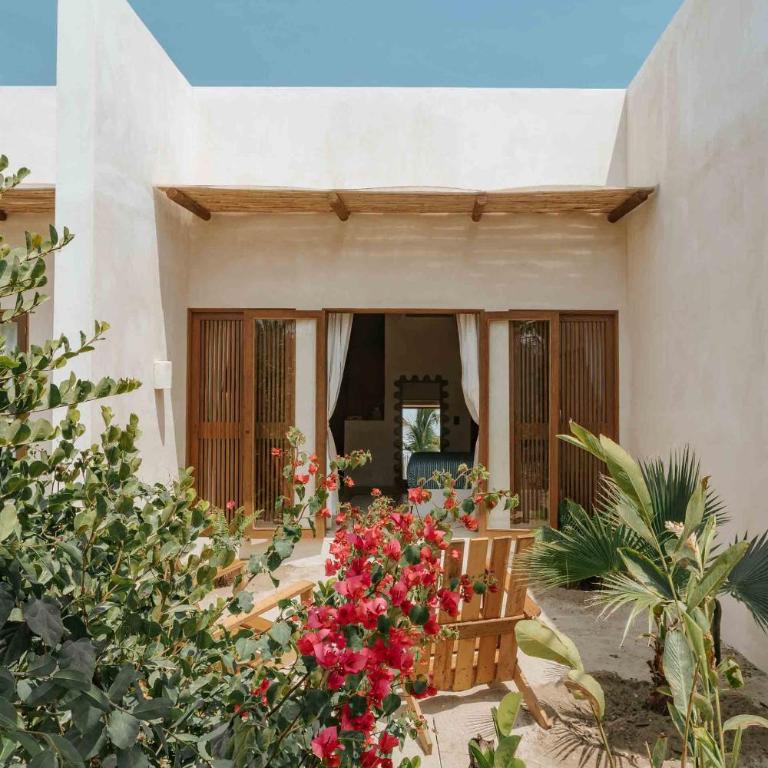 Casa Yuma, Puerto Escondido - Habitación con cama extragrande y balcón - 5