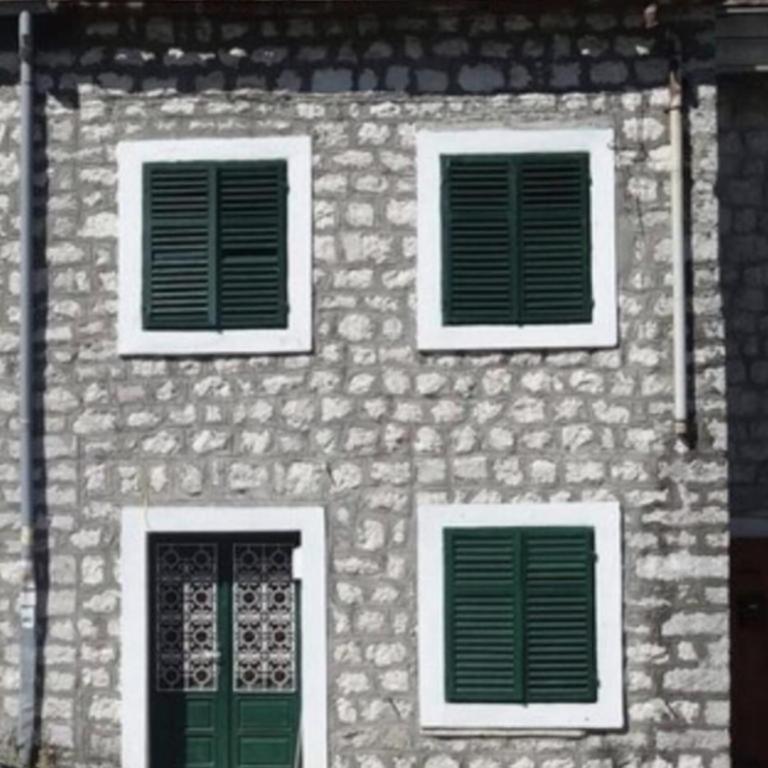 Beach edge 4-Bed House in Muo Kotor - Vacation Home - 1
