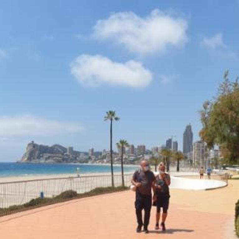 Luxury Primerísima Línea Playa Poniente Benidorm con 6,5 mts de Vistas Frontales al mar y Parking - Three-Bedroom Apartment - 23