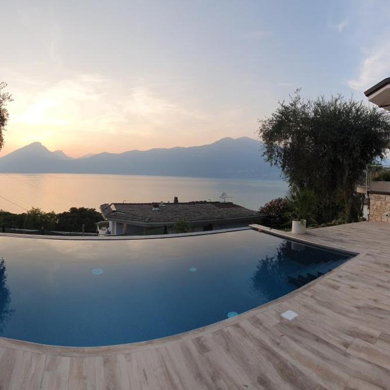 Villa Holzi - Deluxe Two-Bedroom Apartment Top Floor with King Bed, Pool, Balcony and Lake View - 34