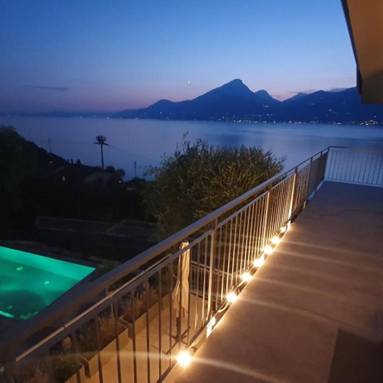 Villa Holzi - Deluxe Two-Bedroom Apartment Top Floor with King Bed, Pool, Balcony and Lake View - 42