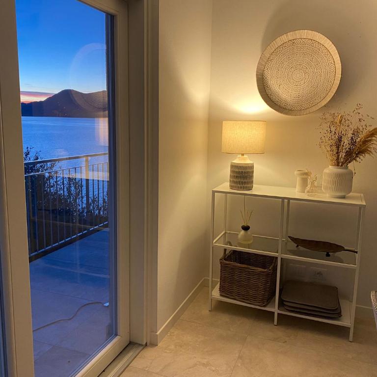 Villa Holzi - Deluxe Two-Bedroom Apartment Top Floor with King Bed, Pool, Balcony and Lake View - 36
