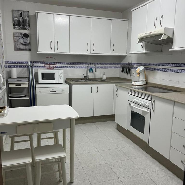 La Bodega del Mar - Luminoso y céntrico apto con piscina en verano y parking - Apartamento Superior con 3 dormitorios - 4