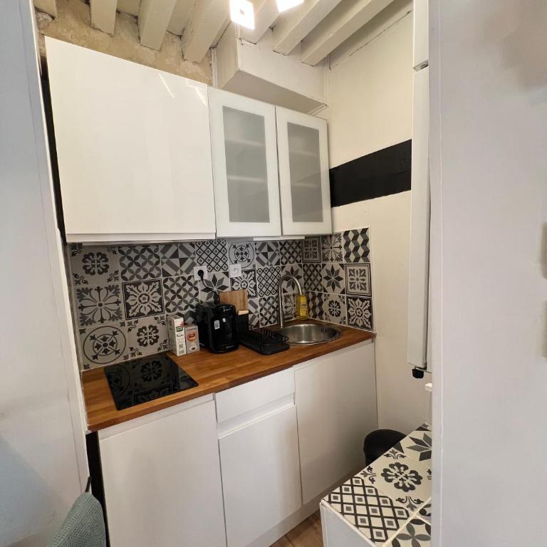 Élégant studio Cœur du Centre ville avec WIFI - Studio Lit Queen-Size - 13