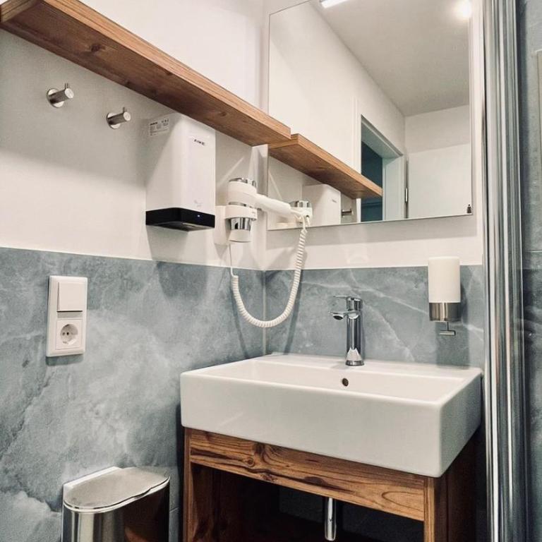 Lifestyle I Business I Netzwerken I Fitness - Einzelzimmer - Single Room with Shared Bathroom - 25