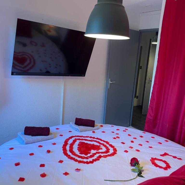 Joli T2, jacuzzi, lit rond, jardin, parking privé, métro - One-Bedroom Apartment - 8