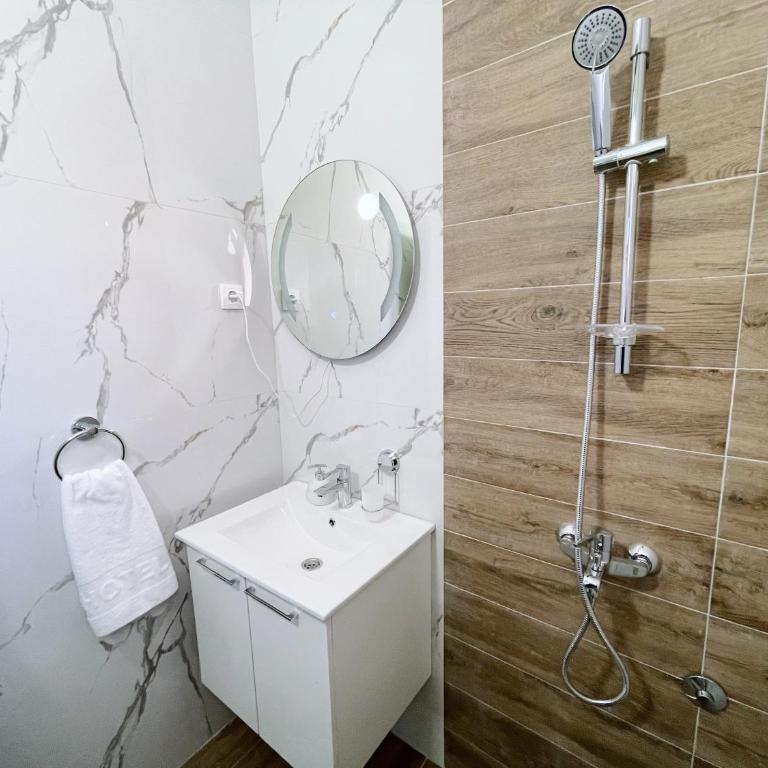 Guest House Koliqi - Hotel & Apartments - One-Bedroom Apartment - 21