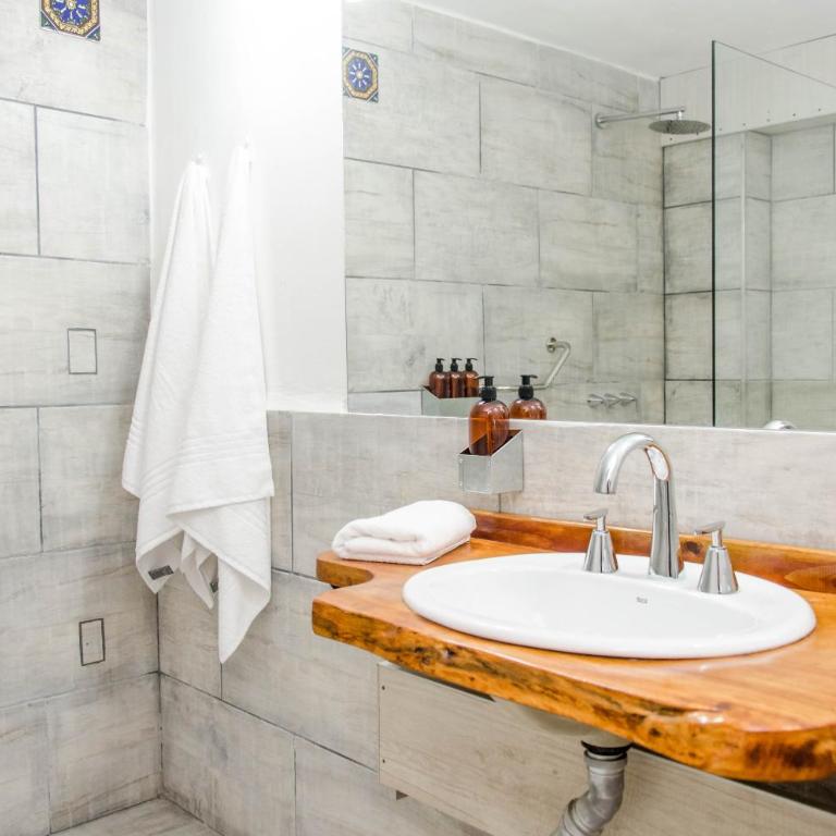 La Reina Hotel - Habitación Cuádruple con baño - 3