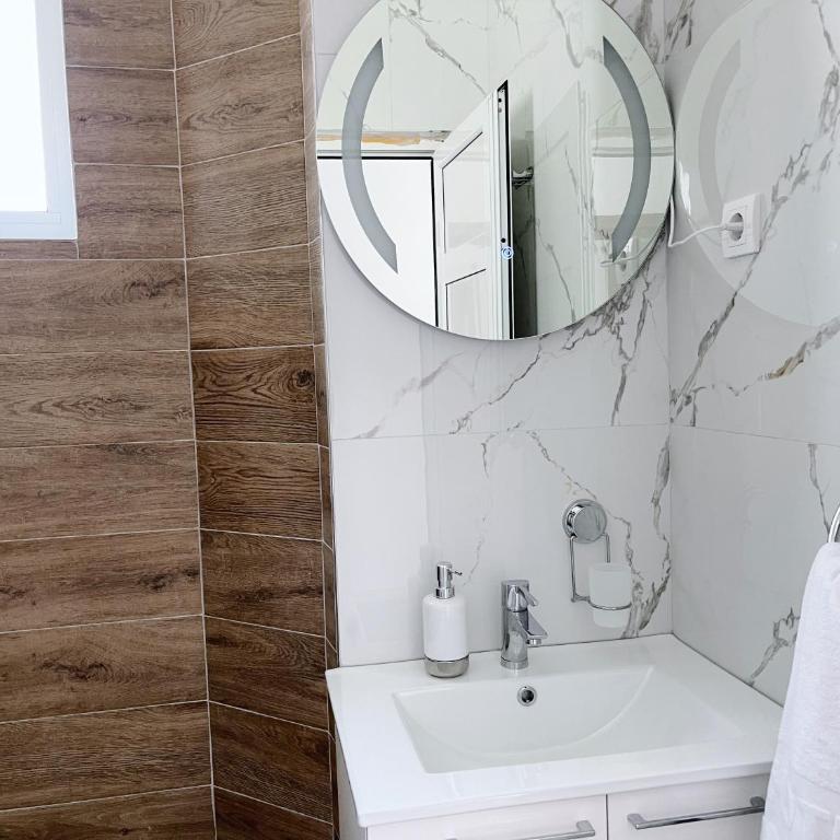 Guest House Koliqi - Hotel & Apartments - One-Bedroom Apartment - 17