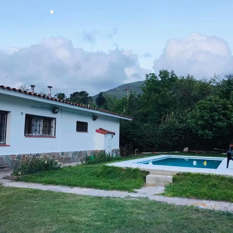 Excelente y amplio Chalet Capacidad 2 a 6 personas, La mejor ubicación de la Falda, Barrio Residencial Villa Edén, A tan solo 3 cuadras del hotel Edén y a pasos del centro de dicha localidad - Cámaras de seguridad 24hs - unidad Monitoreada - Four-Bedroom House - 5