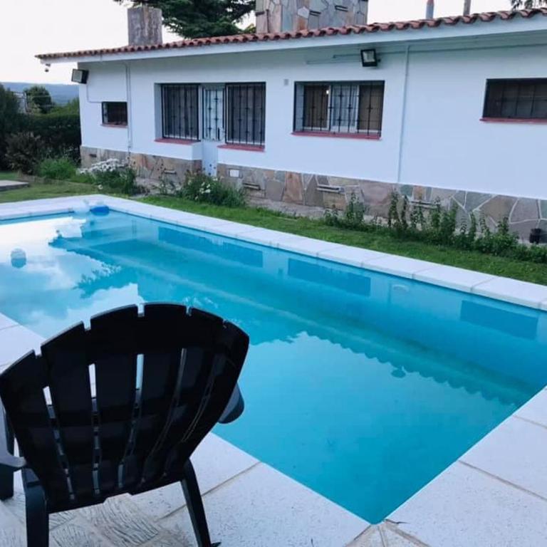 Excelente y amplio Chalet Capacidad 2 a 6 personas, La mejor ubicación de la Falda, Barrio Residencial Villa Edén, A tan solo 3 cuadras del hotel Edén y a pasos del centro de dicha localidad - Cámaras de seguridad 24hs - unidad Monitoreada - Four-Bedroom House - 4