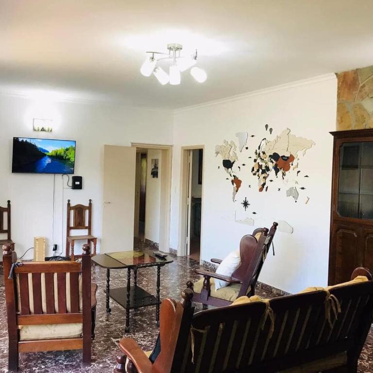 Excelente y amplio Chalet Capacidad 2 a 6 personas, La mejor ubicación de la Falda, Barrio Residencial Villa Edén, A tan solo 3 cuadras del hotel Edén y a pasos del centro de dicha localidad - Cámaras de seguridad 24hs - unidad Monitoreada - Four-Bedroom House - 9