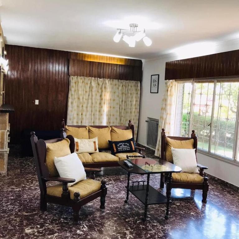 Excelente y amplio Chalet Capacidad 2 a 6 personas, La mejor ubicación de la Falda, Barrio Residencial Villa Edén, A tan solo 3 cuadras del hotel Edén y a pasos del centro de dicha localidad - Cámaras de seguridad 24hs - unidad Monitoreada - Four-Bedroom House - 10