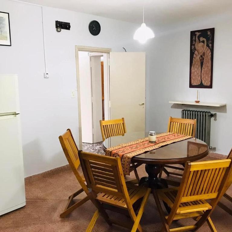 Excelente y amplio Chalet Capacidad 2 a 6 personas, La mejor ubicación de la Falda, Barrio Residencial Villa Edén, A tan solo 3 cuadras del hotel Edén y a pasos del centro de dicha localidad - Cámaras de seguridad 24hs - unidad Monitoreada - Four-Bedroom House - 12