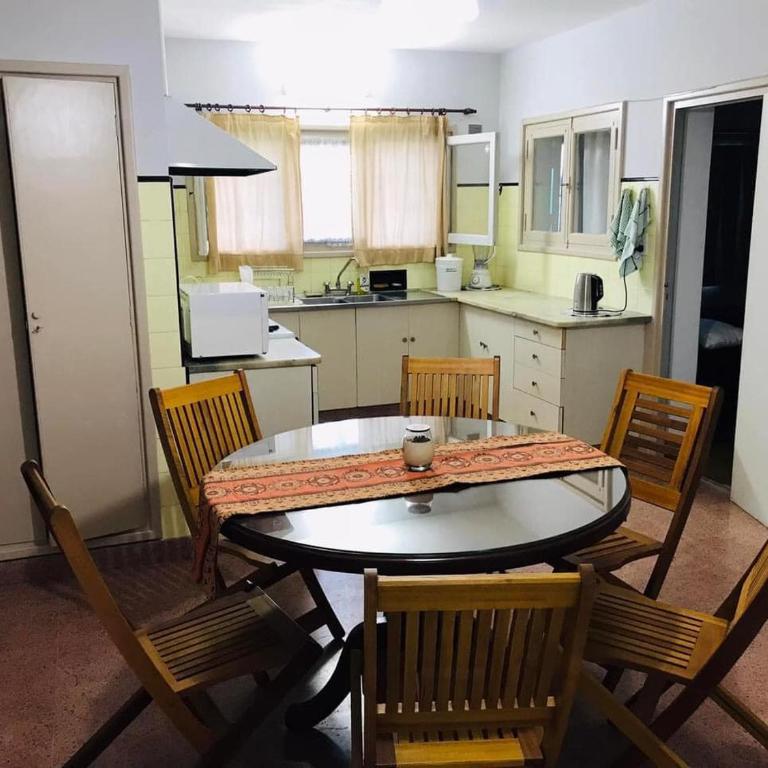Excelente y amplio Chalet Capacidad 2 a 6 personas, La mejor ubicación de la Falda, Barrio Residencial Villa Edén, A tan solo 3 cuadras del hotel Edén y a pasos del centro de dicha localidad - Cámaras de seguridad 24hs - unidad Monitoreada - Four-Bedroom House - 13