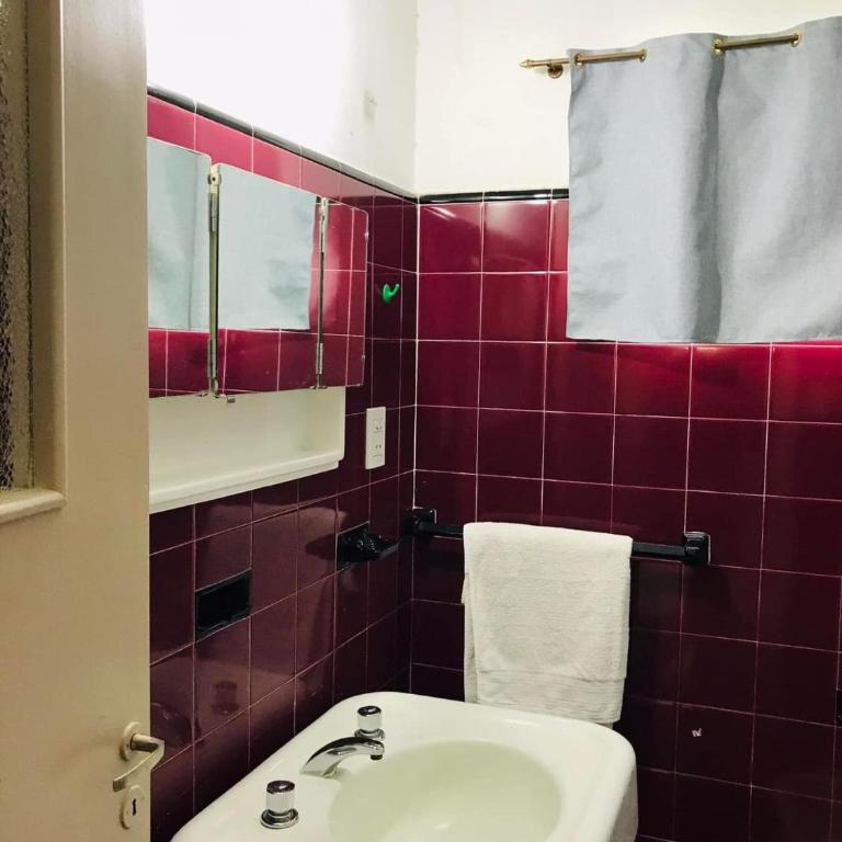 Excelente y amplio Chalet Capacidad 2 a 6 personas, La mejor ubicación de la Falda, Barrio Residencial Villa Edén, A tan solo 3 cuadras del hotel Edén y a pasos del centro de dicha localidad - Cámaras de seguridad 24hs - unidad Monitoreada - Four-Bedroom House - 24