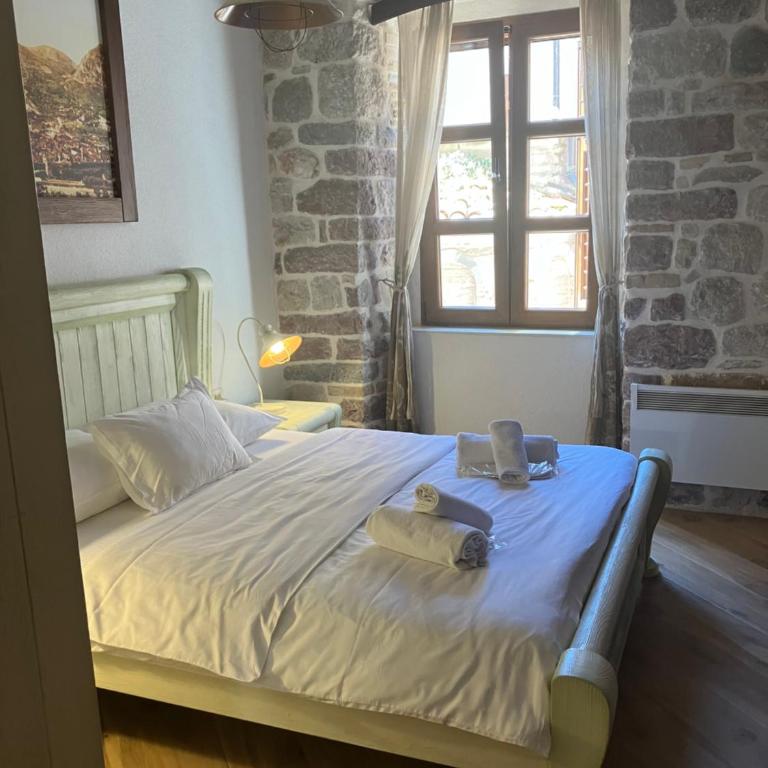 Apartments Kotor Old Town - Deluxe One-Bedroom Apartment - 13