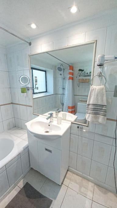 Amplio apartamento para 7 personas a pasos del mar y casino - Three-Bedroom Apartment - 22