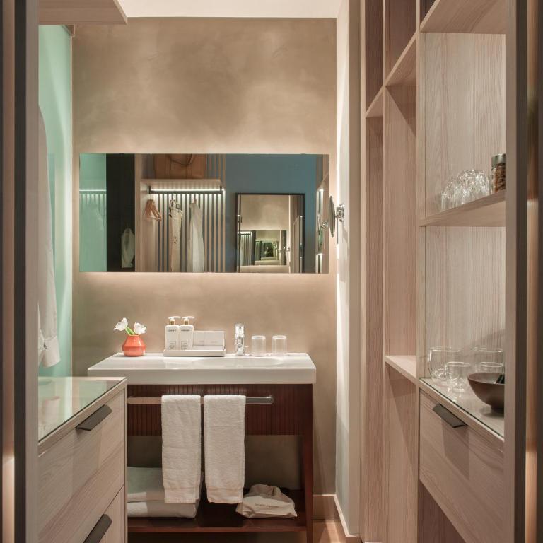 Grand Hotel Central, Small Luxury Hotels - Deluxe King Room - 1