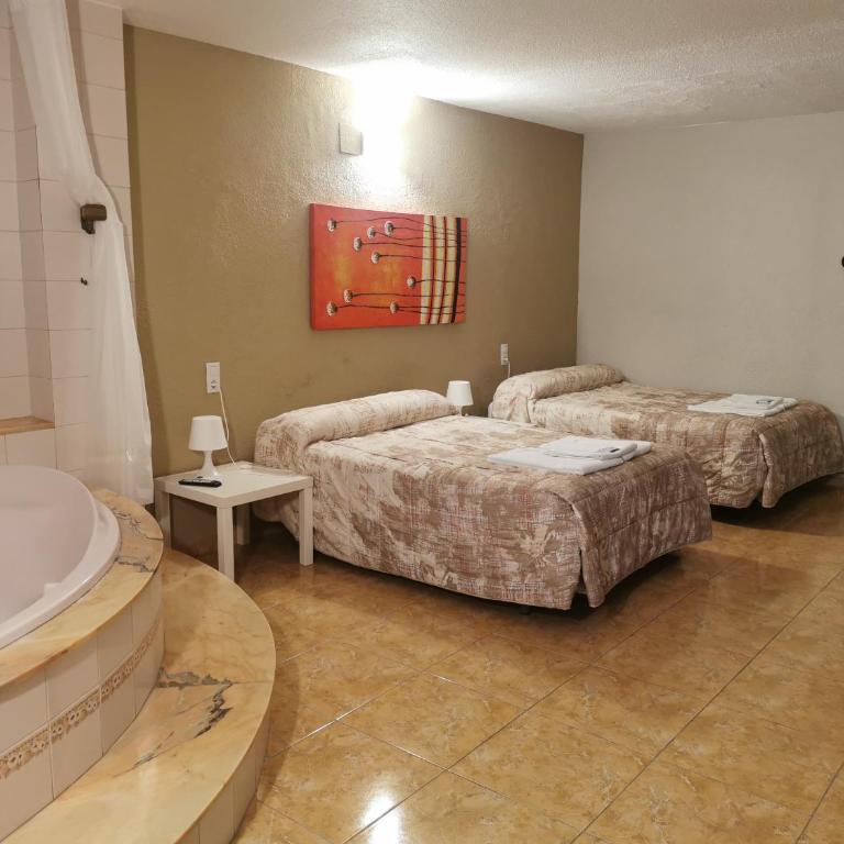 Hostal Castellverd - Habitación Cuádruple con bañera - 8