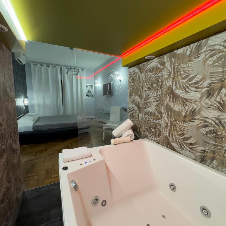 Suite and room - Camera Matrimoniale Superior con Vasca Idromassaggio e Balcone - 17