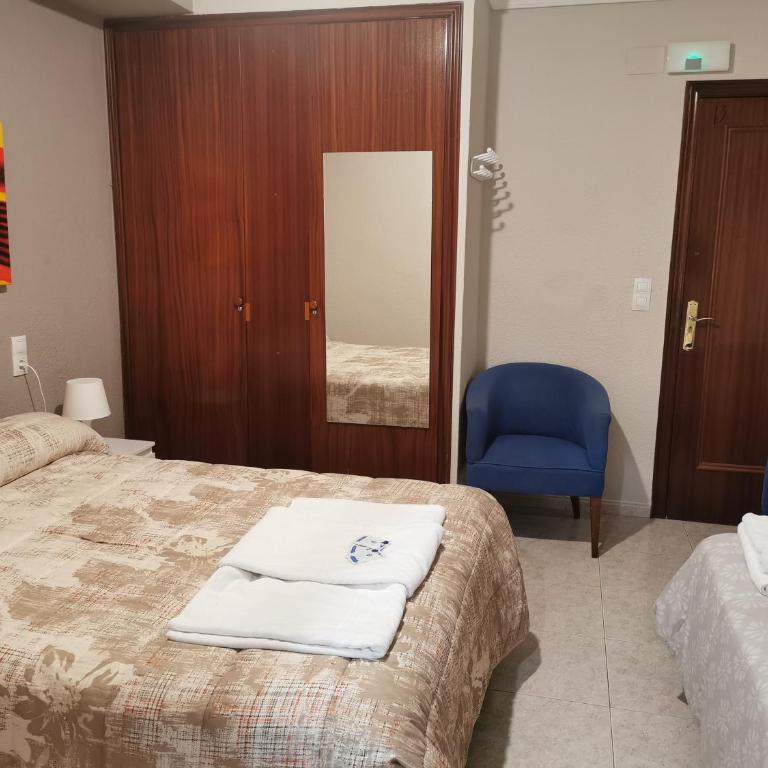 Hostal Castellverd - Habitación Doble con cama supletoria - 3