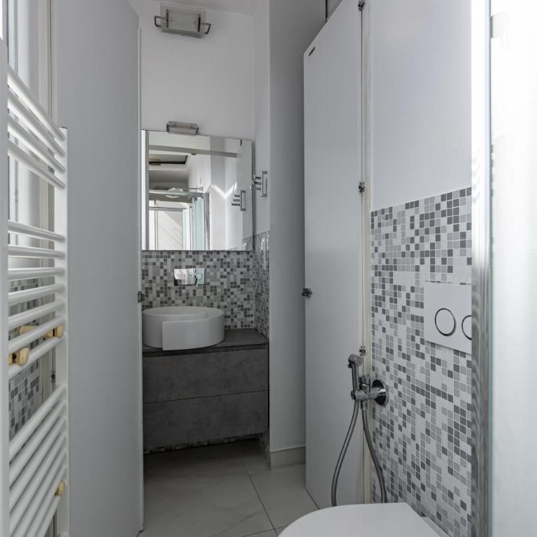 GuestHost - Bright Apartment near the Beach! - Two-Bedroom Apartment - 8