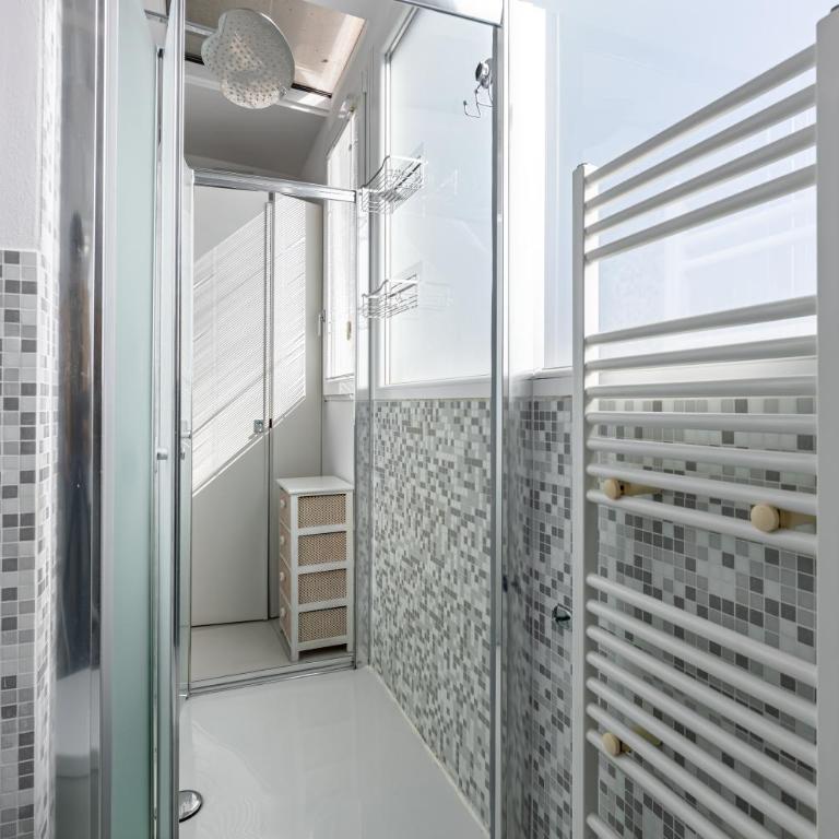 GuestHost - Bright Apartment near the Beach! - Two-Bedroom Apartment - 12