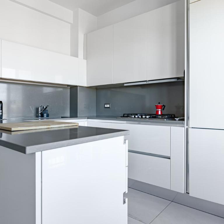 GuestHost - Bright Apartment near the Beach! - Two-Bedroom Apartment - 4