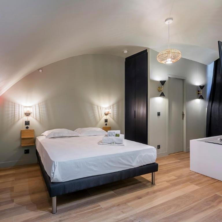 Suite Romantique Balnéo Centre Lyon - Double Room with Spa Bath - 2